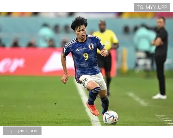 三笘薰以独特舞步点燃赛场，助日本队表现抢眼
