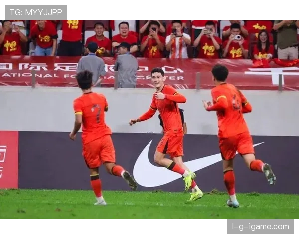 戴维斯成突破防线利器，逼抢效率飙升表现抢眼