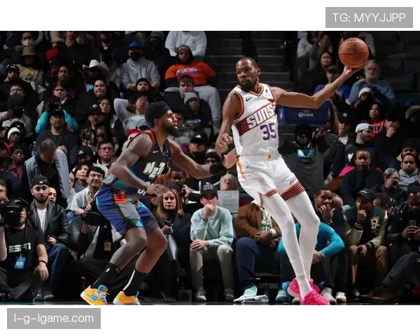 与杜兰特挡拆拉空位，布里奇斯无球三分效率高于在太阳